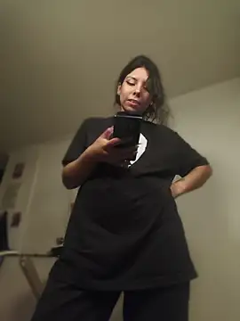 ivihetaira stripchat live cam model