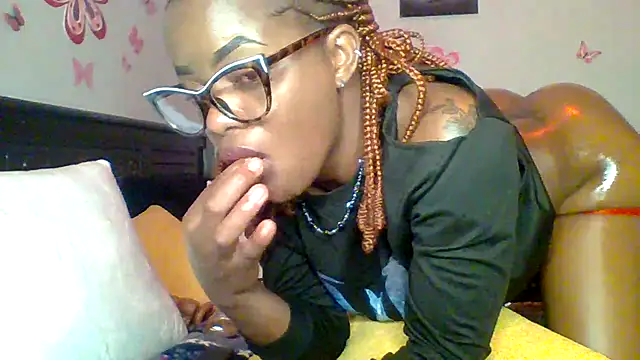 Petite_254 stripchat live cam model