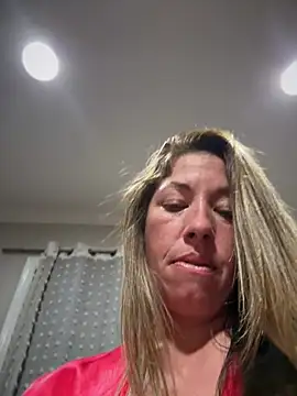 MiraKisss stripchat live cam model