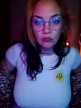 kuramaqueen stripchat live cam model