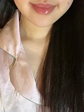 Uyennii02 stripchat live cam model