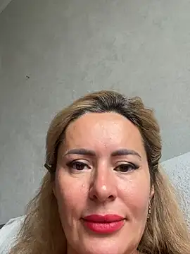 Tania201243 stripchat live cam model
