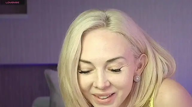 glorianikolson stripchat live cam model