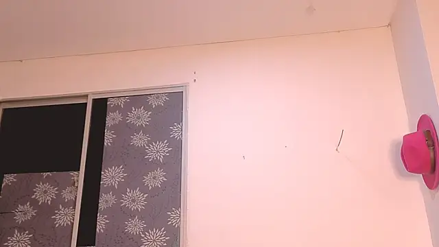 Miaswiss stripchat live cam model