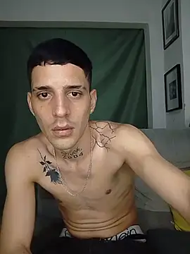 MaxHornyLatin stripchat live cam model