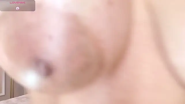 irisreid stripchat live cam model