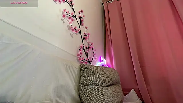 cutetella stripchat live cam model