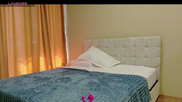 Samantamoons stripchat live cam model