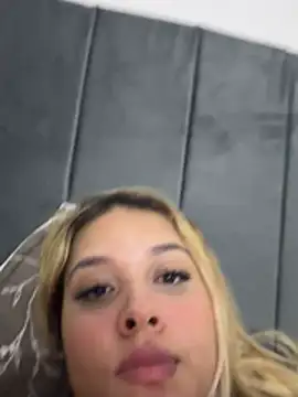 hannie- stripchat live cam model