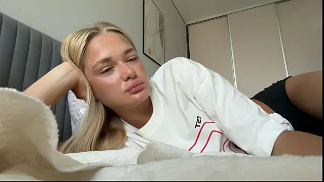 SoftMandolin stripchat live cam model