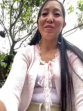 Huonglyna stripchat live cam model