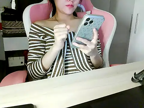 lucienguyen stripchat live cam model