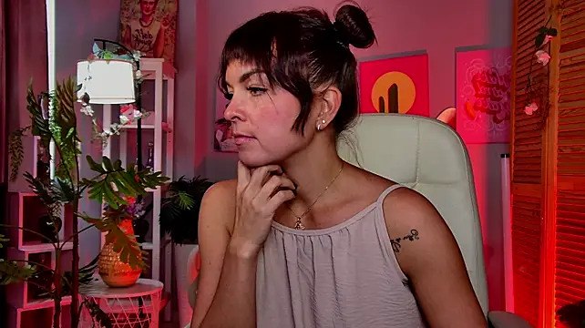 EmiliaRavenshire stripchat live cam model