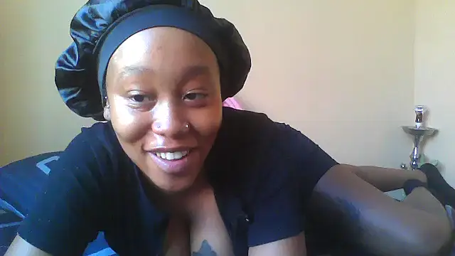 Mellow-Yellow stripchat live cam model