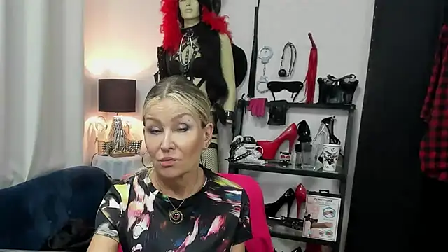 crystaLUX stripchat live cam model