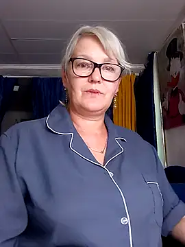 irinamaux stripchat live cam model