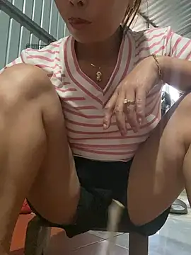 Linaannn stripchat live cam model