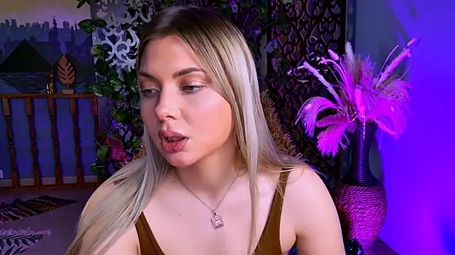 HyileyClark stripchat live cam model