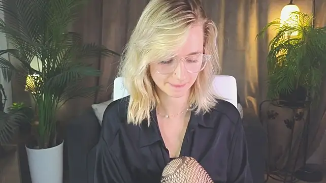NoraMoreau stripchat live cam model