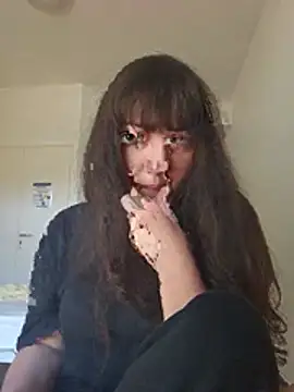 Lynylou stripchat live cam model