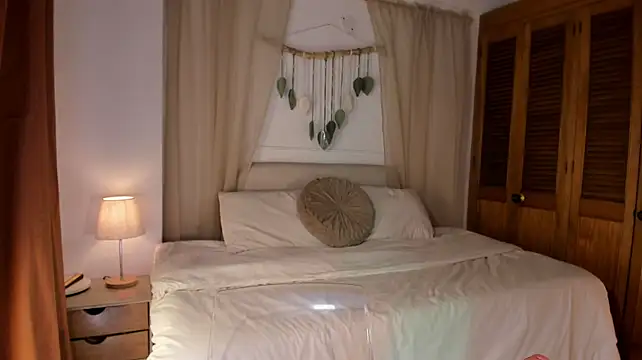 ConnieDeep stripchat live cam model