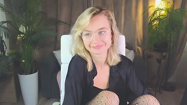 NoraMoreau stripchat live cam model