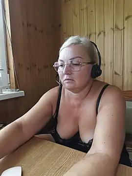 White-Chocolatte stripchat live cam model