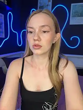 MilaMoone stripchat live cam model