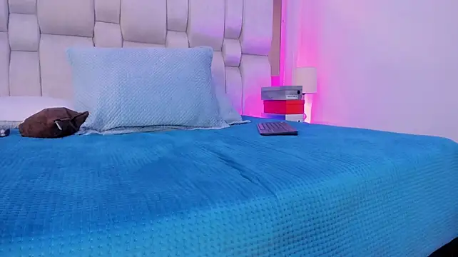 Radiant_Naomi stripchat live cam model