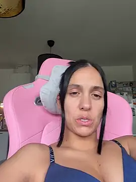 LaPetiteKim stripchat live cam model