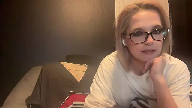 Cloudyydayzz stripchat live cam model