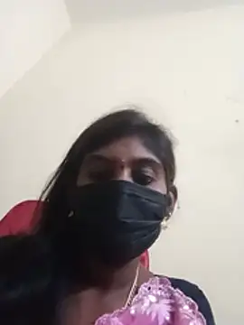Keerthi_143 stripchat live cam model