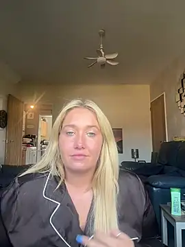 Mrsthicktorious8 stripchat live cam model