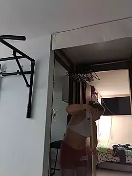 LaraCaliente stripchat live cam model