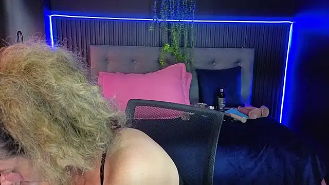 sasi_luna stripchat live cam model