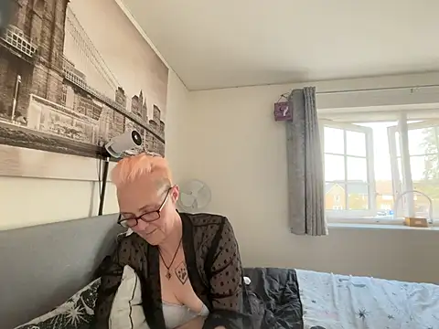 Curvy-Jinx stripchat live cam model