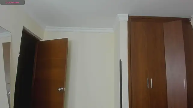 kiraGeiner stripchat live cam model