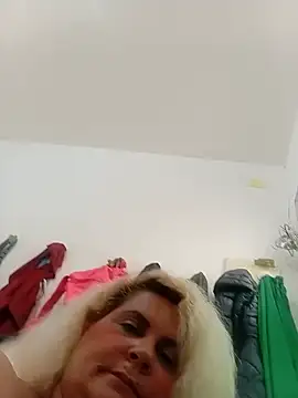 Carolzinhaoficial stripchat live cam model