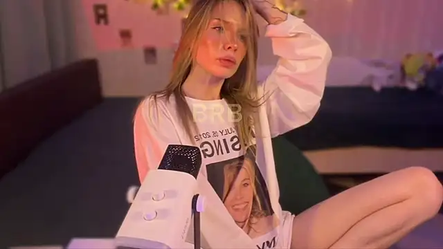 DellaCampbell stripchat live cam model