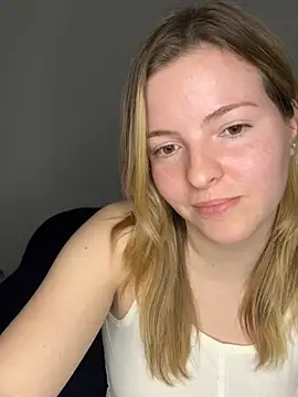heyitskiara stripchat live cam model