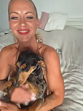 housewifebella stripchat live cam model