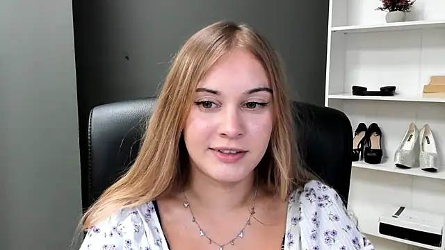 kitty_valeria stripchat live cam model
