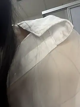 LuxeBrunetteXXX stripchat live cam model