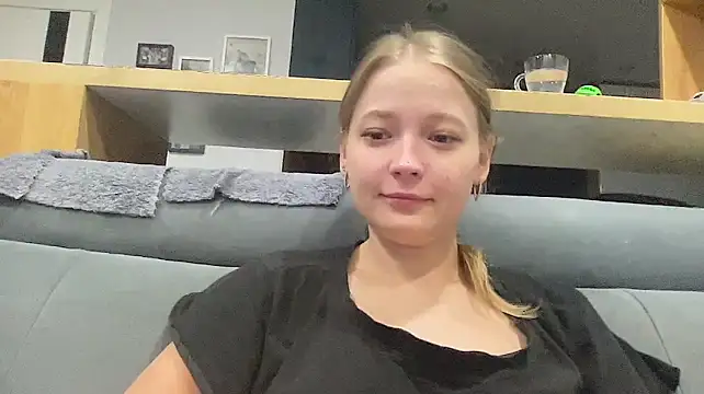 CharmingSarah stripchat live cam model