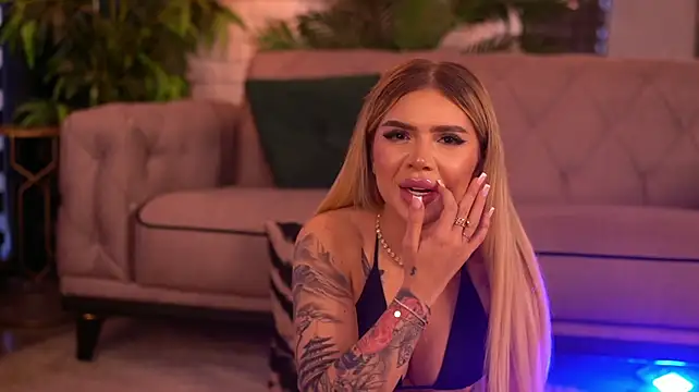 MaevaRey stripchat live cam model