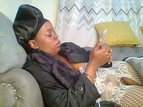 fentyvee stripchat live cam model