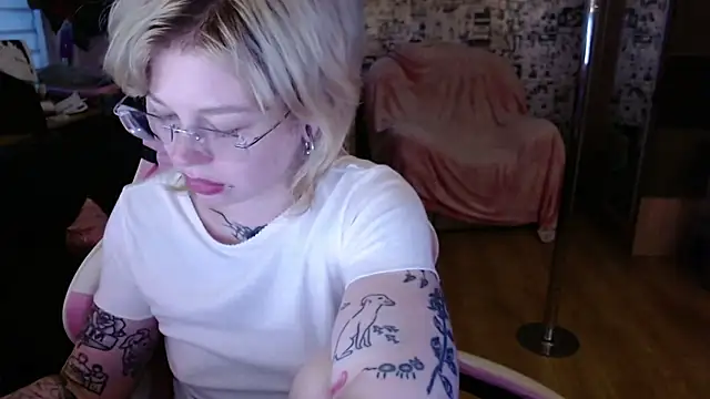 LolaFlirt stripchat live cam model