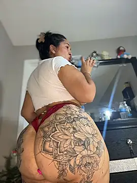 latina_curvy22 stripchat live cam model