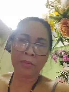Hangem111 stripchat live cam model