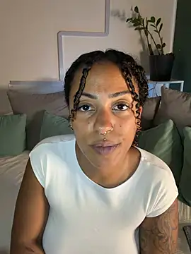 SweetPetiteNoir stripchat live cam model